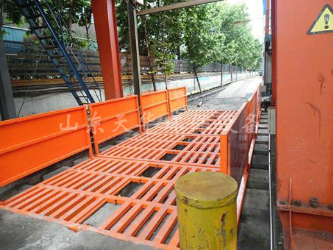 點(diǎn)擊查看詳細(xì)信息<br>標(biāo)題：濟(jì)寧唐口煤礦4X12米煤礦專用洗車機(jī) 閱讀次數(shù)：2332